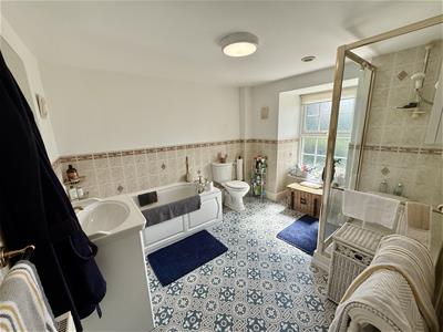 EN-SUITE BATHROOM